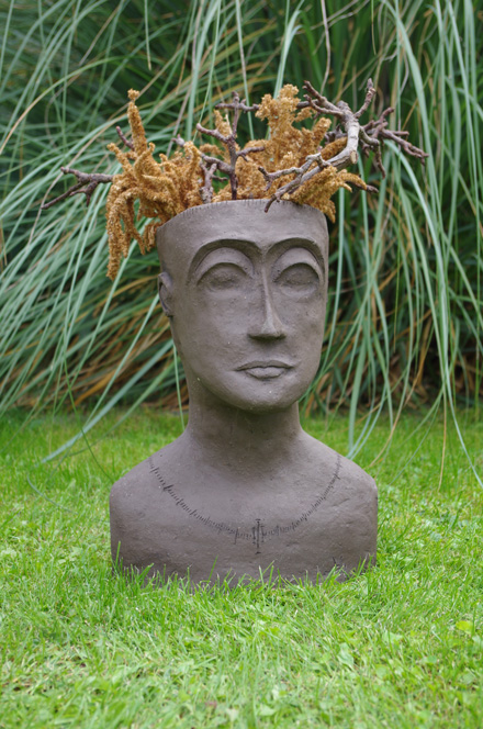 Kopf mit Blumen dunkle Keramik 1